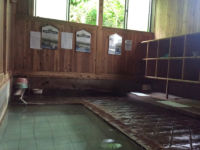 草津温泉「地蔵の湯」浴室と脱衣所